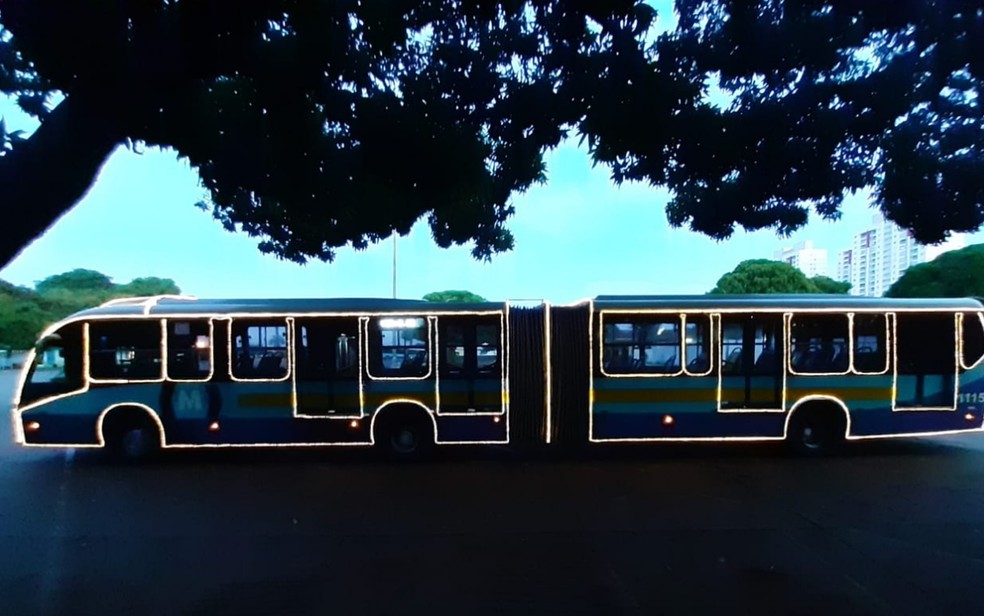 Ônibus do Eixo Anhanguera ganha iluminação especial de Natal