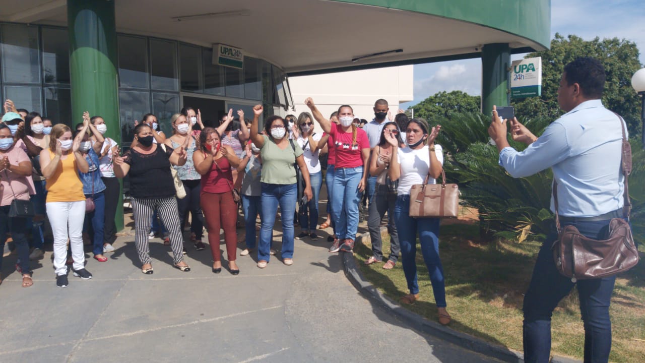 Trabalhadores da saúde protestam em frente à UPA de Senador Canedo