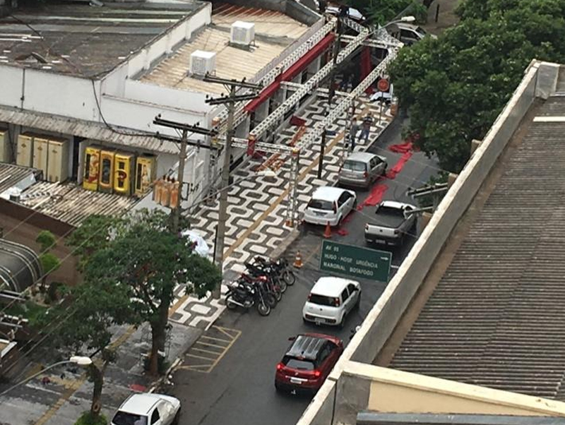 Após autuação, tendas em calçada de bar do Setor Bueno são retiradas