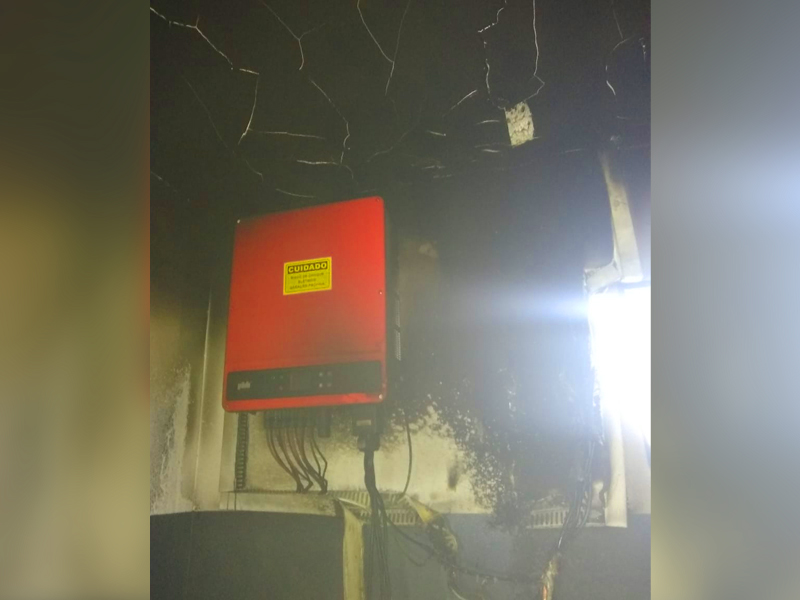 Caixa de energia de posto de combustíveis pega fogo, em Anápolis