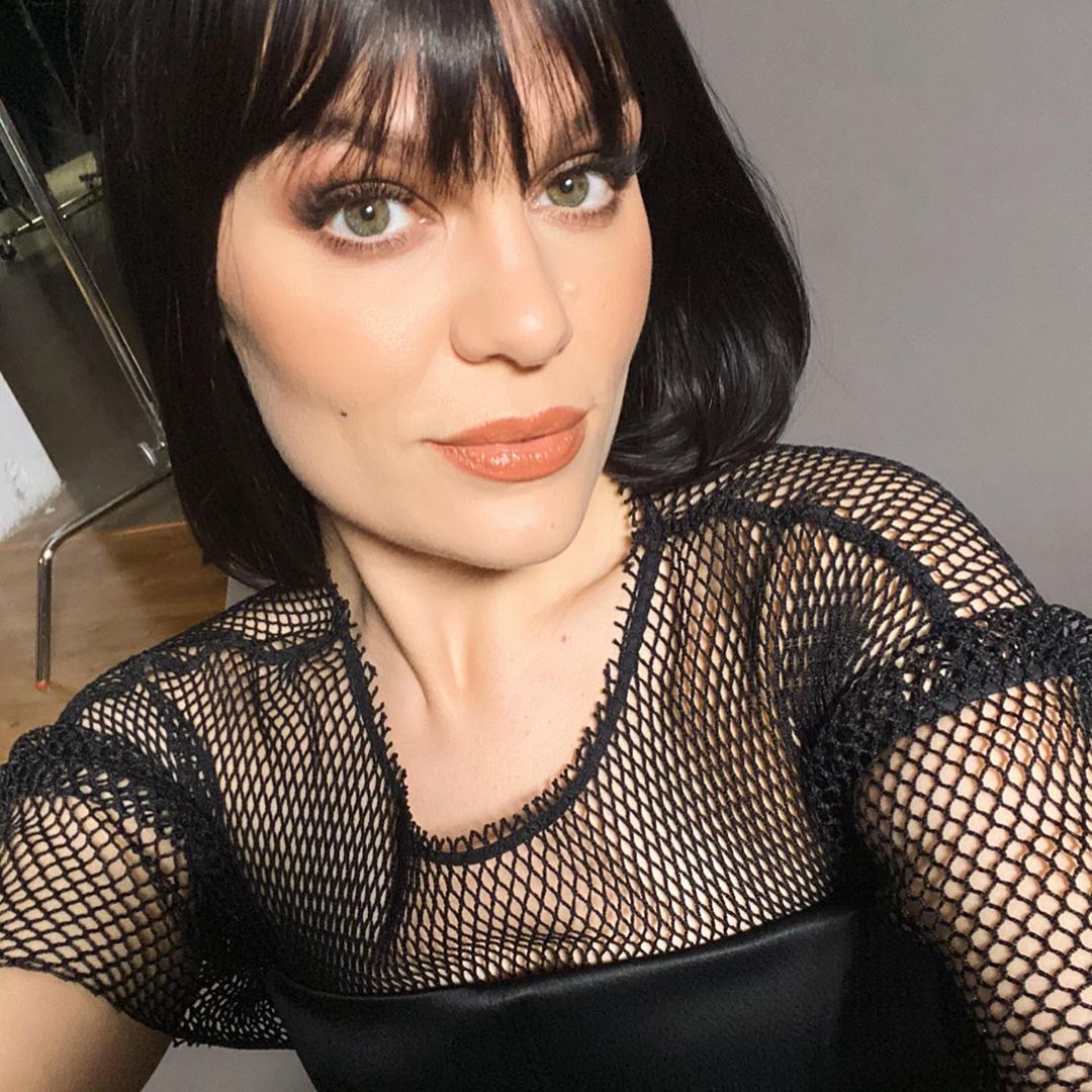 Jessie J acorda sem audição e descobre doença na véspera do Natal