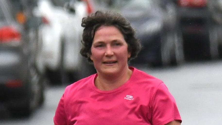 Adolescente esfaqueia a mãe 118 vezes e pede à polícia um saco para cadáver