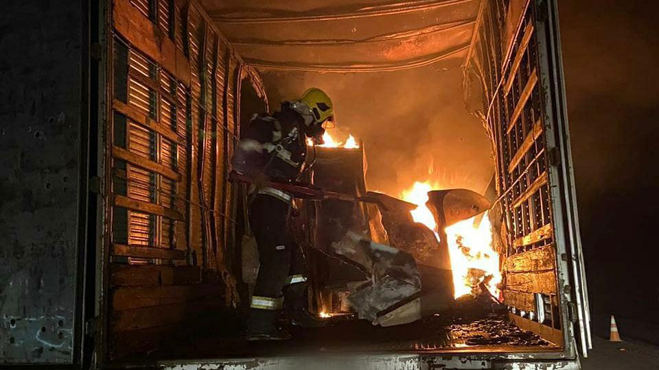 Bombeiros são acionados para conter incêndio em carreta na BR-153