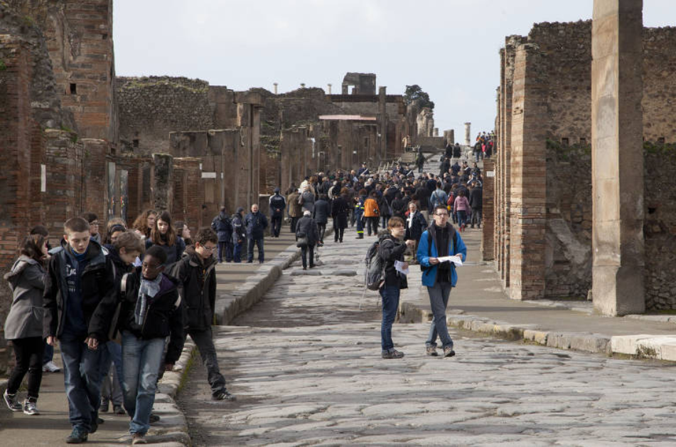 Visitantes em partes abertas da cidade histórica de Pompeia, Sul da Itália, arrasada pelo vulcão Vesúvio, em 79 d.C (Foto: Carlo Hermann/AFP)