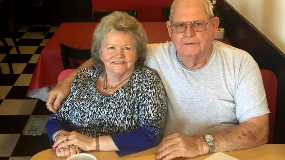 Casal infectado com covid-19 morre de mãos dadas após 61 anos de união