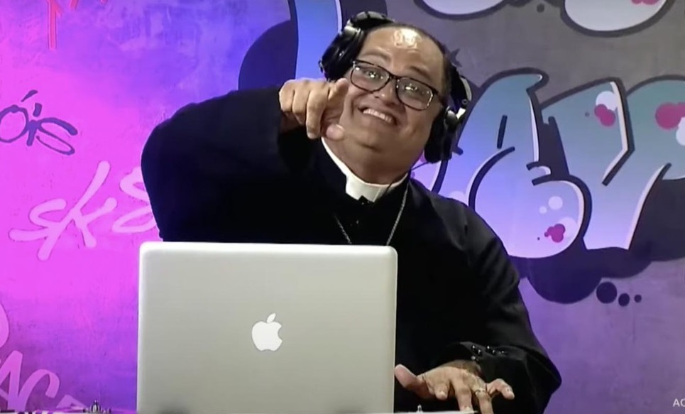 Padre DJ viraliza ao unir música eletrônica e religião; assista ao vídeo