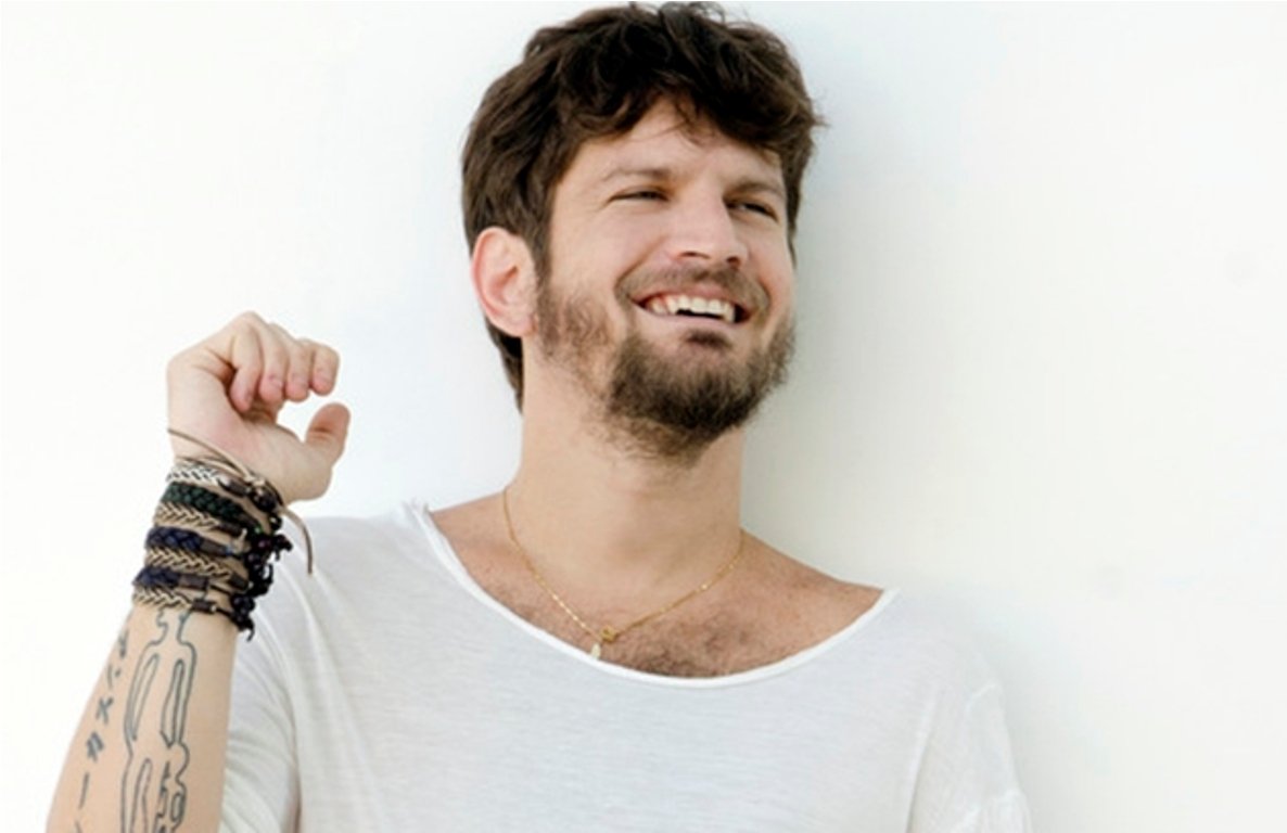 Cantor Saulo Fernandes, curtindo a paternidade mais uma vez (Foto: Divulgação)