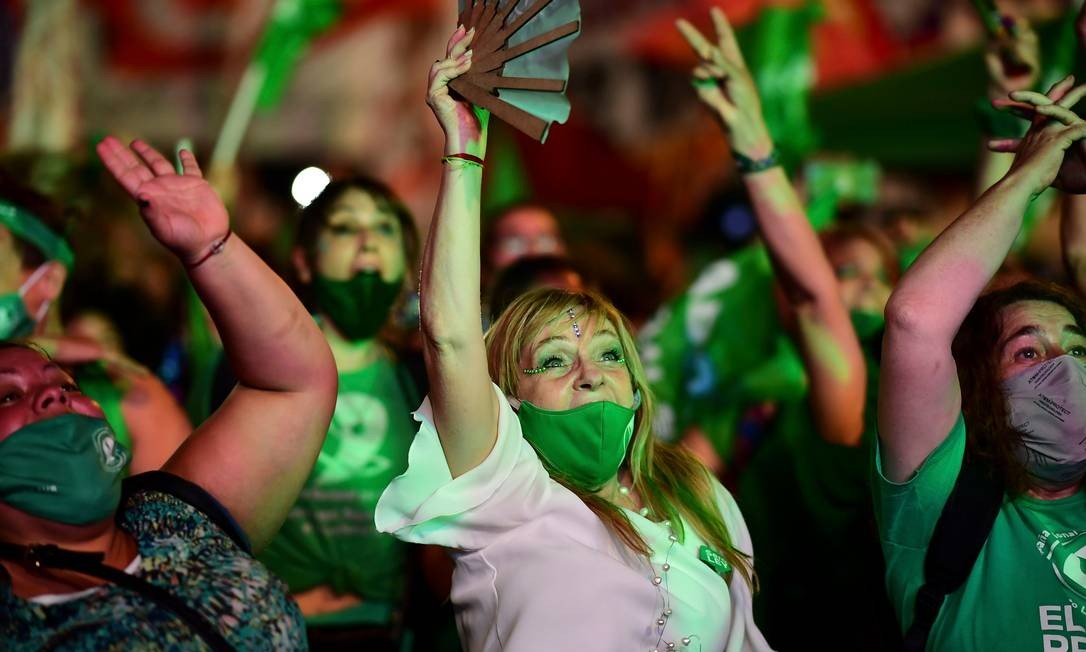 Manifestantes pró escolha comemoram a aprovação da lei que legaliza o aborto pelo Senado argentino Foto: RONALDO SCHEMIDT / AFP