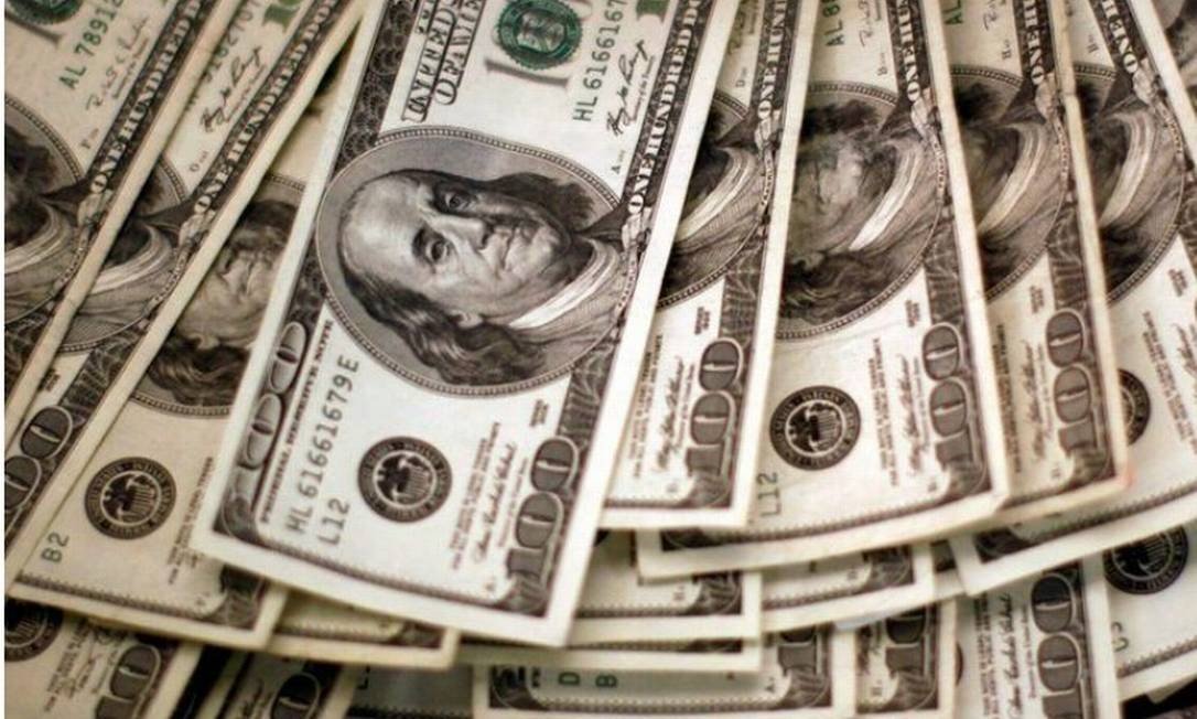 Apesar de queda, dólar deve continuar acima dos R$ 5; entenda