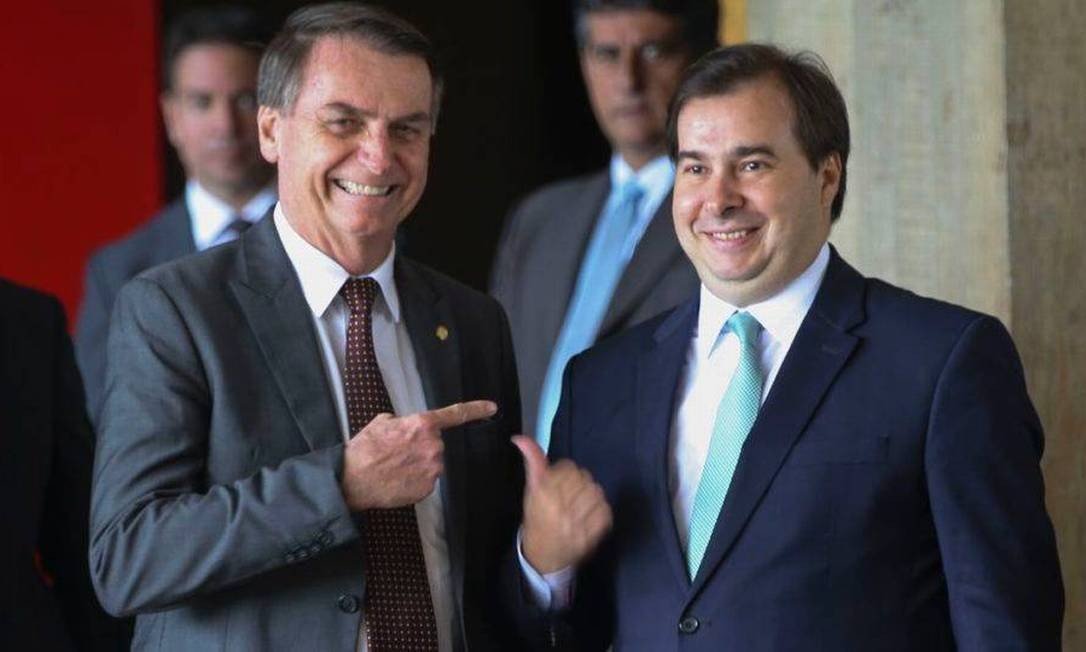 Bolsonaro diz que Maia e PT são 'coisas muito parecidas'