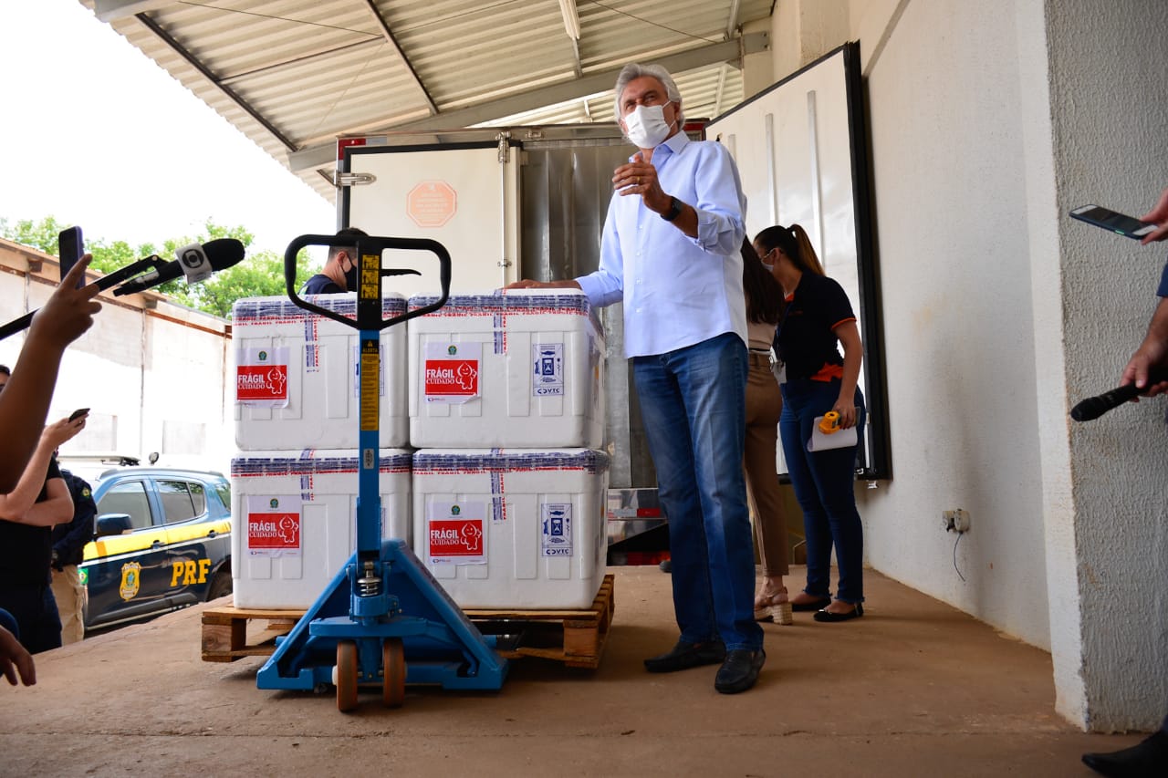 Goiás recebe 65.500 doses da vacina AstraZeneca contra Covid-19