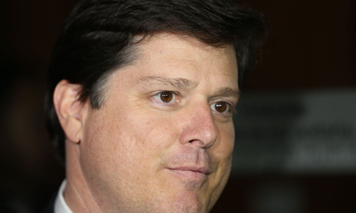 Baleia Rossi fala à imprensa ao chega para jantar na casa do primeiro vice-presidente da Câmara, deputado Fábio Ramalho (Foto: Valter Campanato/Agência Brasil)