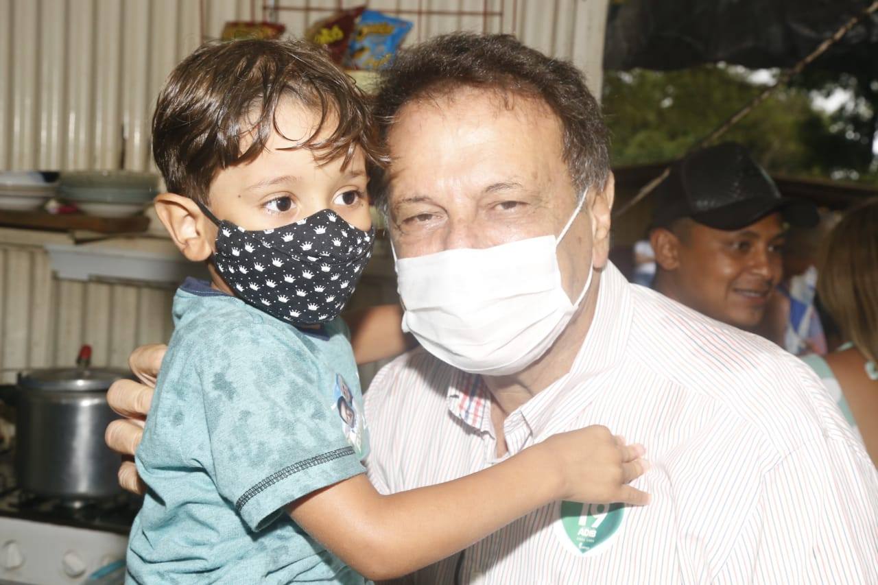 Internado em SP com Covid, pressão de Adib oscila na noite de terça