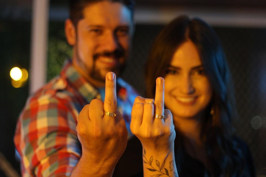 Phelipe Siani faz pedido de casamento a Mari Palma inspirado em cena de 'Friends'