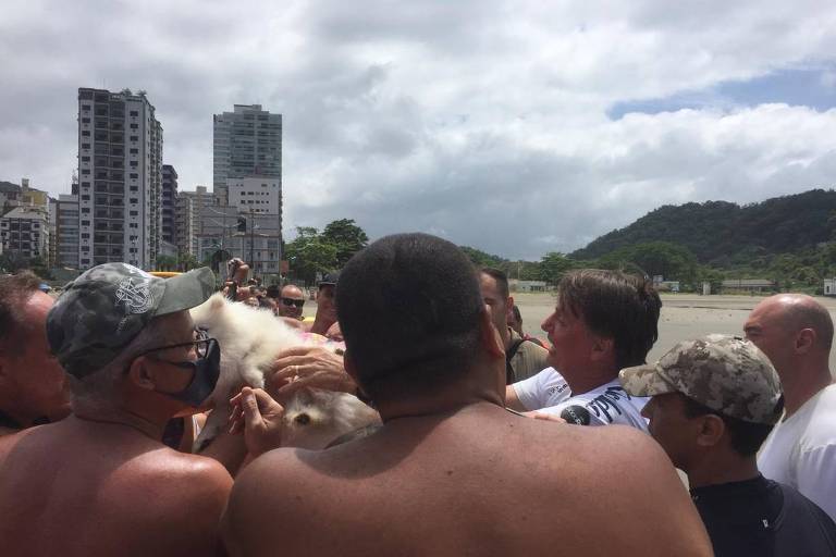 O presidente Jair Bolsonaro causa aglomeração em praia (Foto: Folhapress)