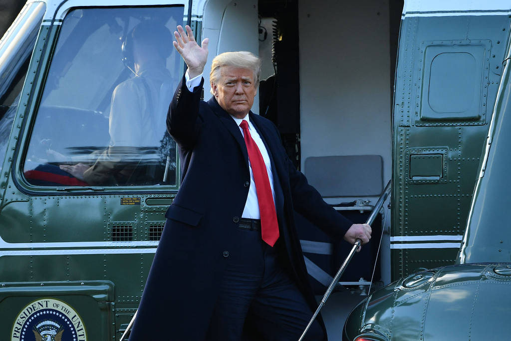 Donald Trump acena ao embarcar no Marine One pela última vez (Foto: Mandel Ngan / AFP)