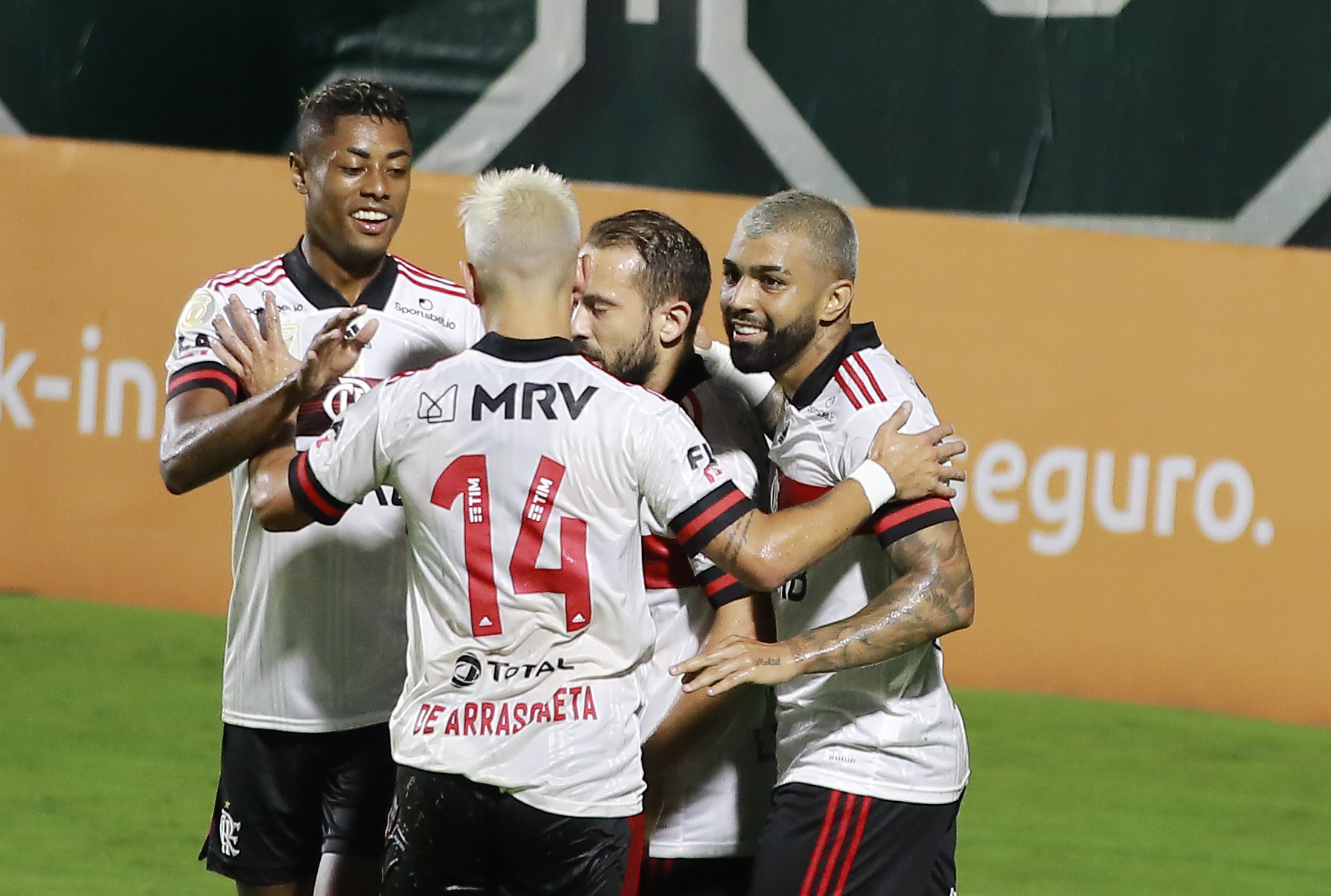 Flamengo vence Goiás e vê distância para líder São Paulo ficar em 5 pontos