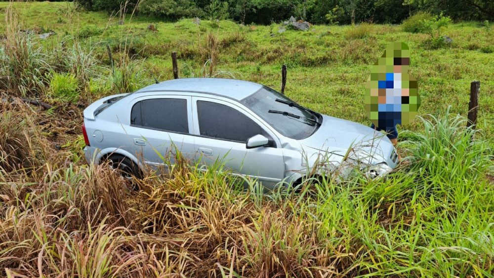Motociclista morre após acidente com carro; veículo foi parar fora da pista