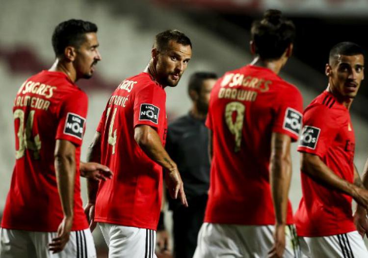 Time de Jorge Jesus espera um posicionamento do departamento nacional de saúde para saber se o time deve participar dos próximos jogos (Foto: Carlos Costa / AFP)