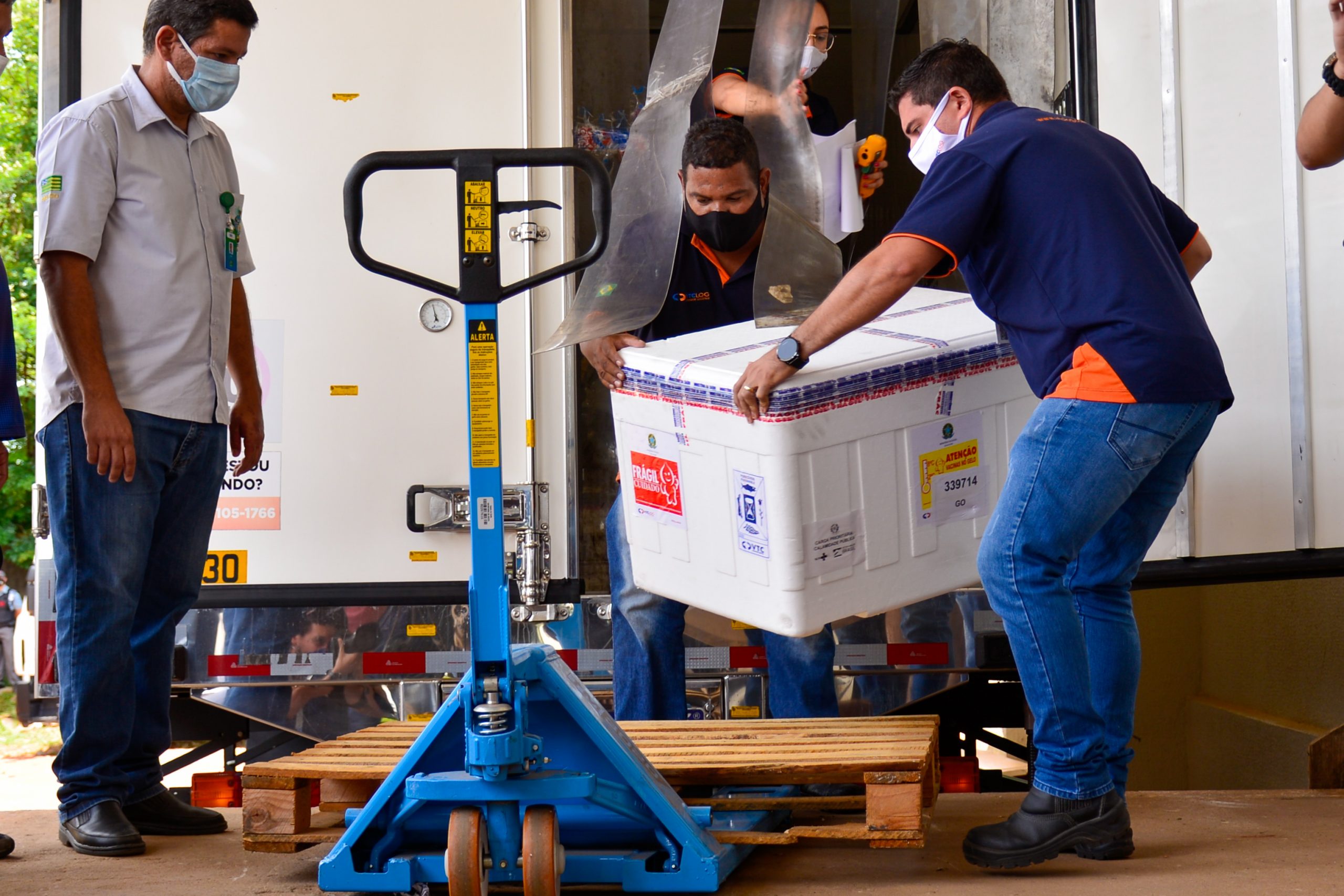 Profissionais de saúde que atuam na linha de frente no combate à Covid-19 serão os primeiros imunizados com doses da vacina Oxford/AstraZeneca em Goiânia. (Foto: Jucimar de Sousa)