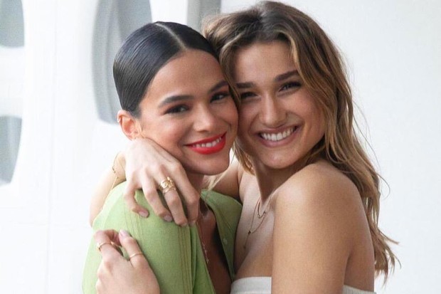 Bruna Marquezine e Sasha Meneghel cobram música de 'O Clube das Winx'; entenda