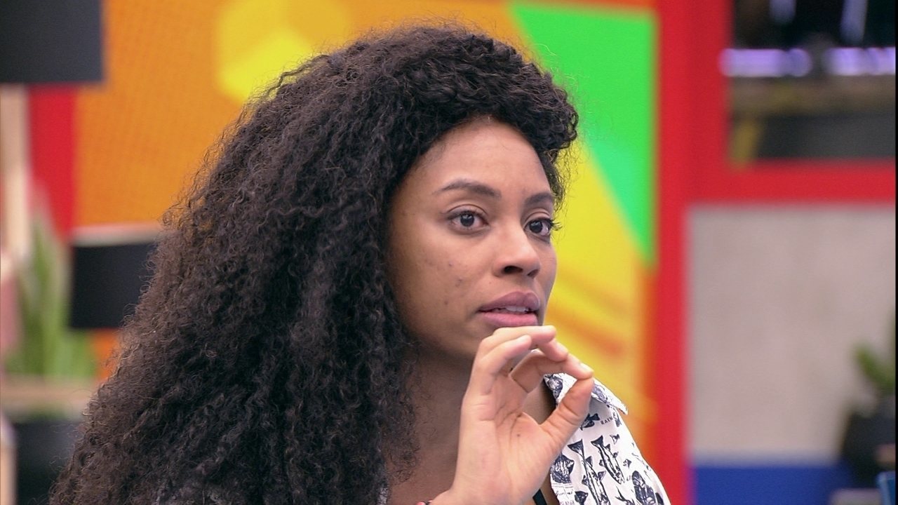 Ela foi criticada ao entrar para plataforma de conteúdo adulto. 'Mostrar os peitos não diminui minha bandeira racial', diz ex-BBB Lumena