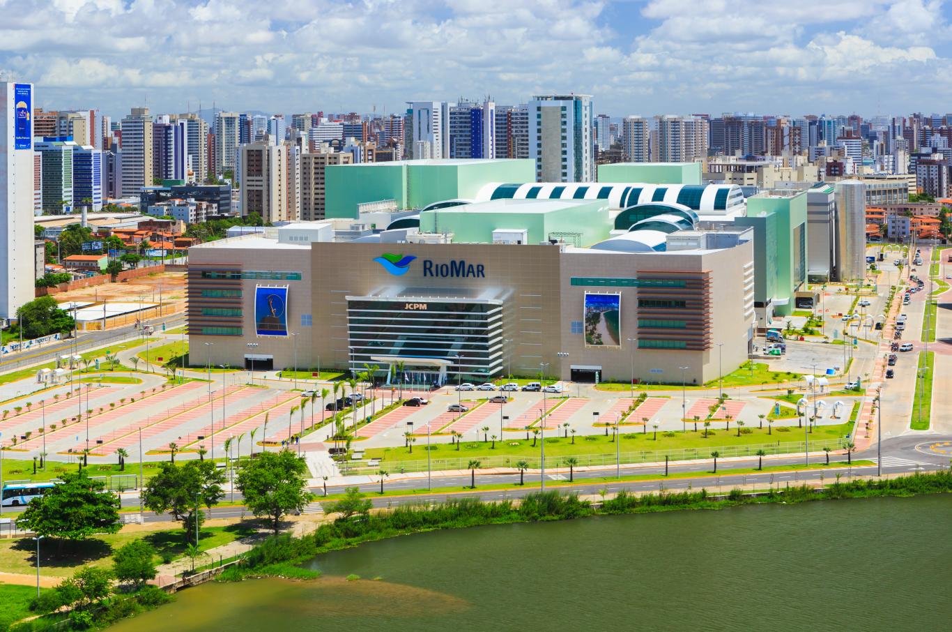 Dois são presos suspeitos de furtar celulares em shopping do Ceará