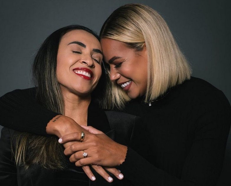 A jogadora Marta, 34, está noiva da zagueira americana do mesmo time Toni Deion, 30. A notícia foi divulgada por elas mesmas nas redes sociais. "Esse é mais um capítulo da história que estamos escrevendo juntas", escreveu a jogadora seis vezes eleita a melhor do mundo. À revista Vogue, Marta confirmou que pretende se casar com a atleta, mas evitou dar maiores detalhes com relação ao pedido e onde e quando seria a cerimônia. Toni Deion atualmente joga no Orlando Pride da National Women's Soccer League. Ela também compartilhou uma sequência de fotos para mostrar que estão felizes da vida. O anel tem um diamante oval. Vários famosos comentaram a publicação com mensagens positivas, tais como Ivete Sangalo, os jogadores da seleção masculina Casemiro e Marcelo e a atriz Letícia Colin. Em agosto de 2019, Marta resolveu fazer uma homenagem nas redes sociais à zagueira do time do Orlando Toni. Ela acabava de receber o diagnóstico positivo para câncer de mama. A atleta teve de se afastar dos gramados e já começou o tratamento. "Você é guerreira e irá voltar mais forte do que nunca", publicou a atleta da seleção canarinho ao relembrar um gol feito pela jogadora. Em depoimento emocionado, Toni contou sobre o drama que vivia. "Como você pode ou não saber até agora, um mês atrás eu fui diagnosticado com câncer de mama. Receber esta notícia virou meu mundo de cabeça para baixo. Ir treinar e se preparar para os jogos às vezes era uma luta, mantendo esse segredo, enquanto tentava navegar pelos meus próximos passos. Meus companheiros de equipe, treinadores, amigos e familiares foram muito importantes durante esse período", escreveu a atleta nas redes sociais.