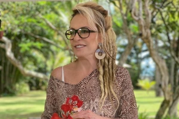 No 'Mais Você', Ana Maria Braga aparece com dreads no cabelo