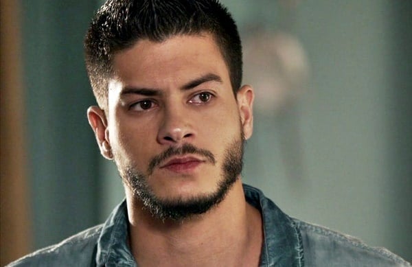 ator Arthur Aguiar é demitido de novela da Record por insubordinação; entenda