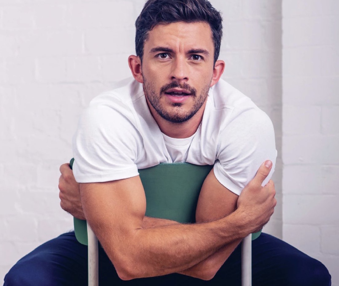 Astro de 'Bridgerton', Jonathan Bailey diz ter sido orientado a não se assumir gay