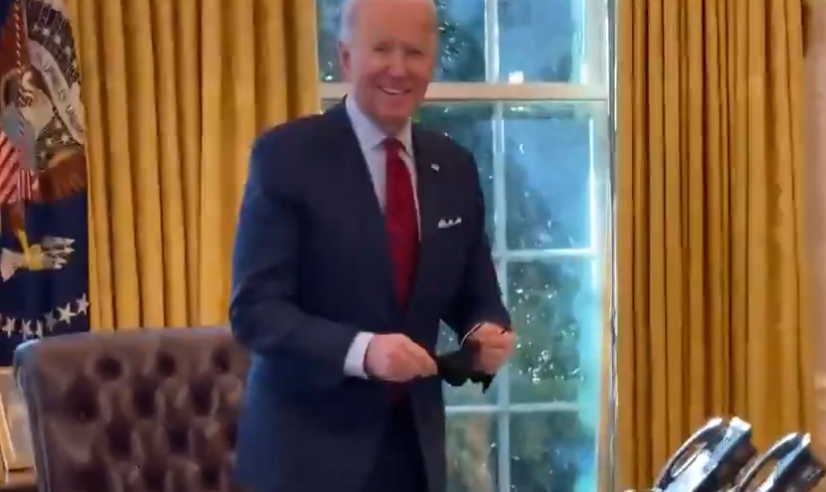 Jornalista pergunta quando Biden conversará com Bolsonaro e presidente ri