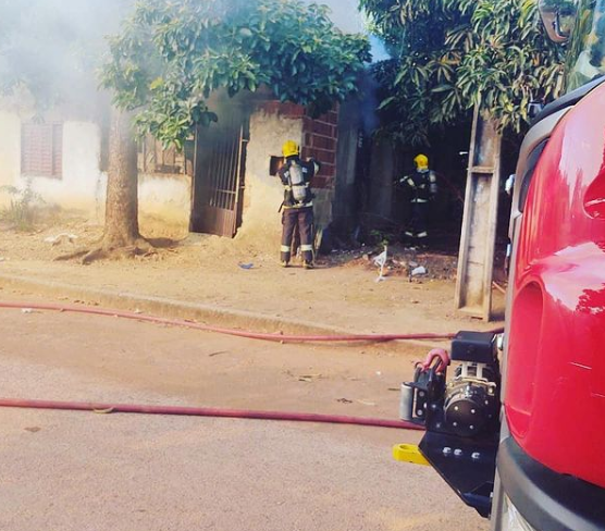 Casa tem dois dos cinco cômodos destruídos em incêndio, em Luziânia