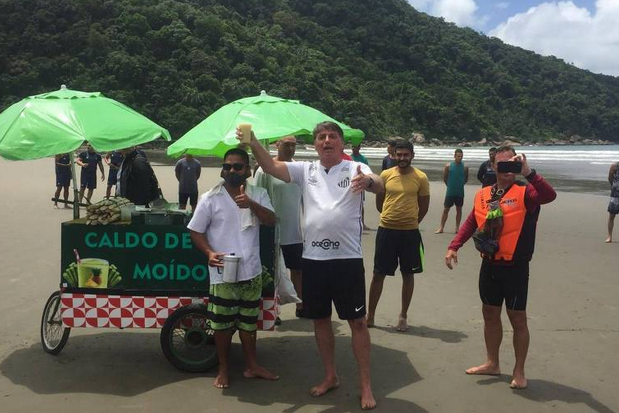 O presidente Jair Bolsonaro causa aglomeração em praia e ignora covid-19 (Foto: Folhapress)