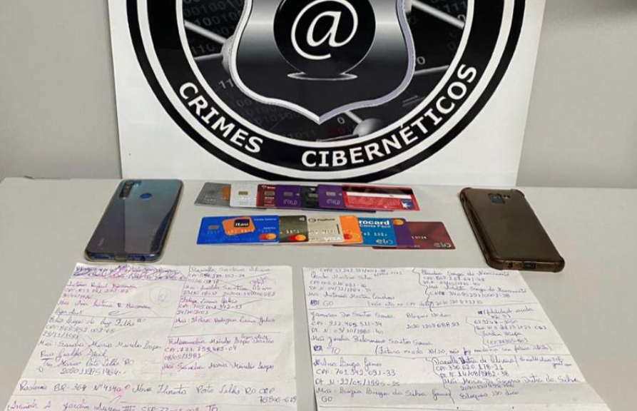 Cartões de crédito apreendidos pela polícia com os suspeitos (Foto: Polícia Civil)