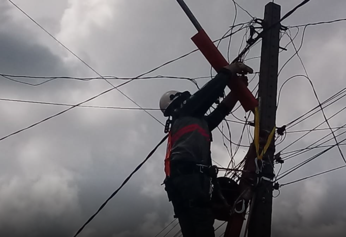 Polícia Civil encontrou ligação clandestina em um poste e furto de energia elétrica (Foto: Polícia Civil)