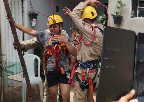 Vítima resgatada pelo Corpo de Bombeiros (Foto: Divulgação)