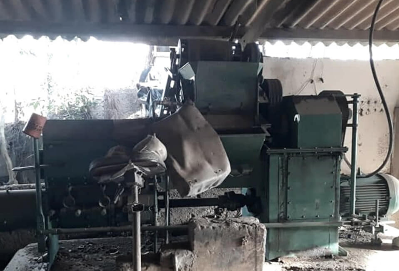 Máquinas da antiga fábrica continuam no local, recebendo chuva e sol constantes (Foto: Agência Press)