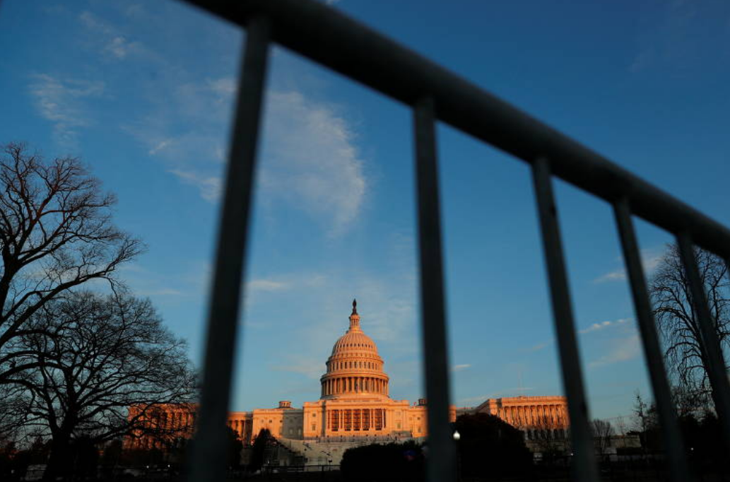 O Capitólio, sede do Legislativo americano, com grades um dia após a invasão de apoiadores do presidente Donald Trump (Foto: Shannon Stapleton / Reuters)