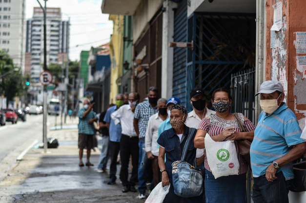 Fila no restaurante “Bom Prato”, em Santana, zona norte de SP. Boa parte dos clientes estão desempregados e aproveitam a refeição que custa R$1, valor subsidiado pelo governo paulista (Foto: Karime Havier)
