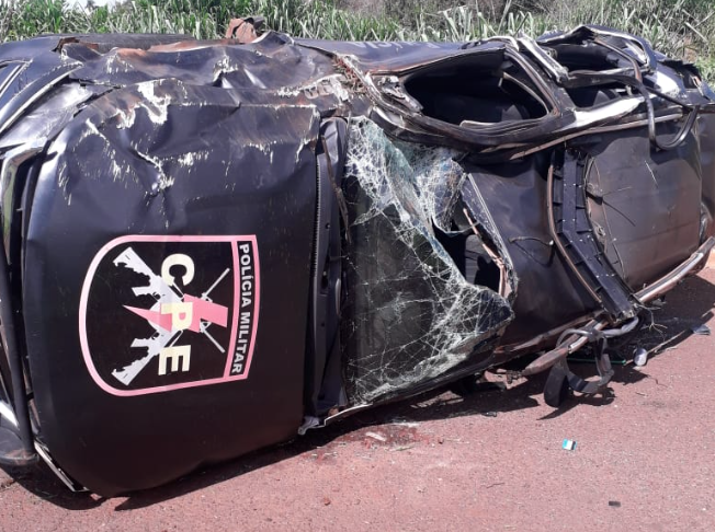 Viatura da CPE que se acidentou em Rio Verde: um PM morreu (Foto: Reprodução)