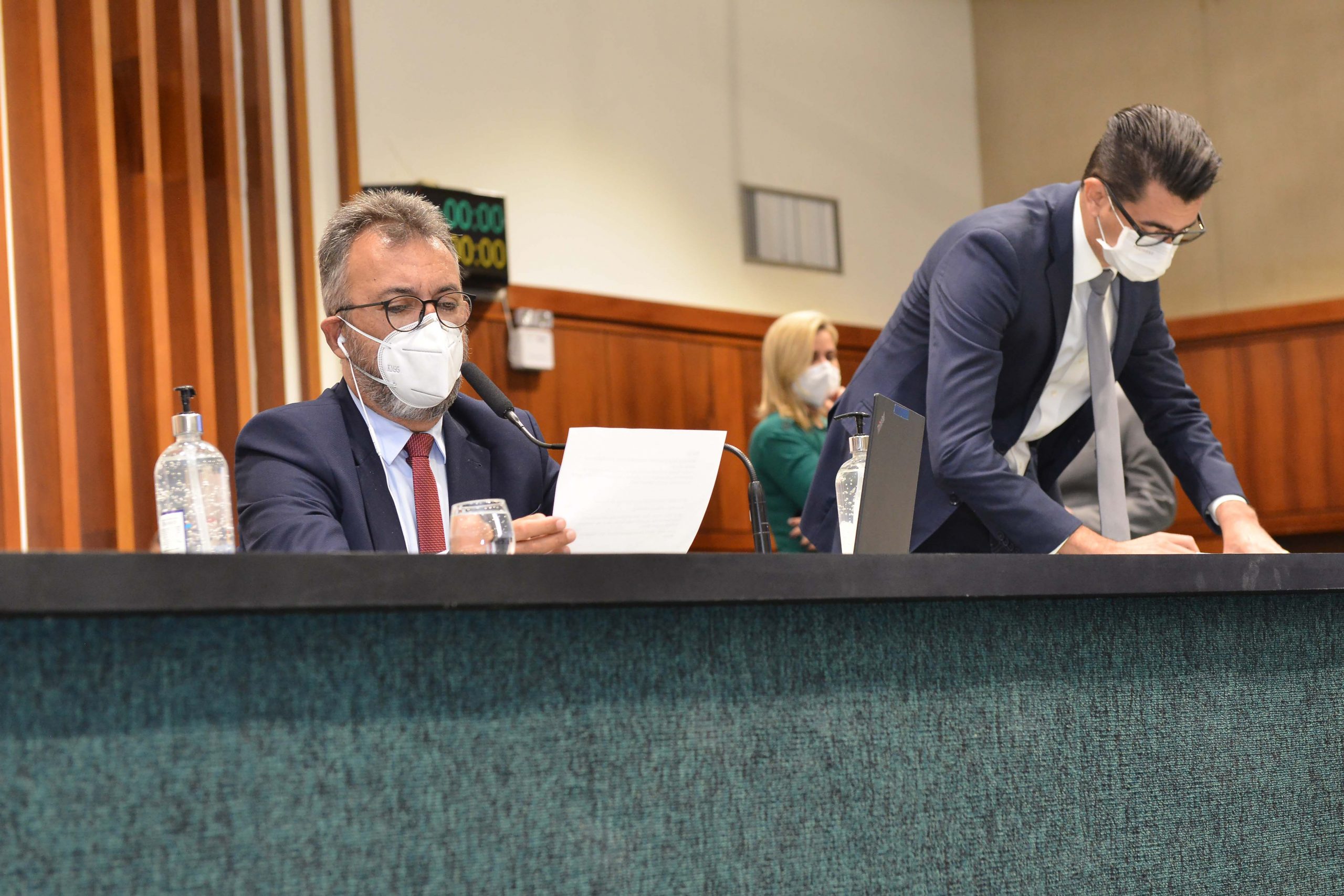 Votação do orçamento do Estado fica para segunda-feira (25)