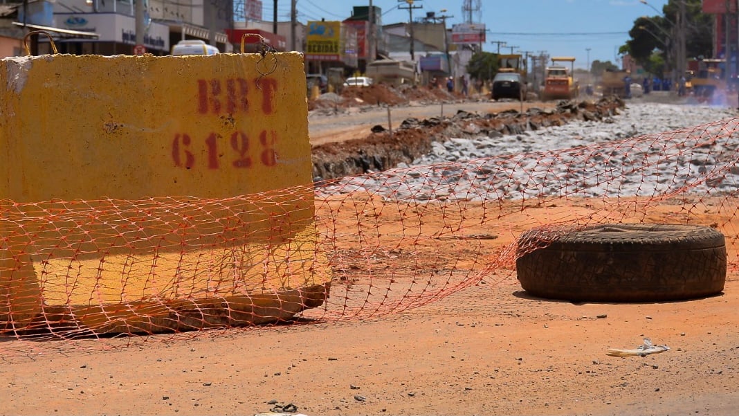 Pista interditada para obra do BRT (Foto: Jucimar de Sousa / Mais Goiás)