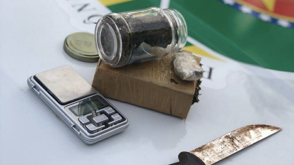 Homem suspeito de tráfico e menor de idade são apreendidos no setor Palmares, em Trindade Leste, com porções de maconha (Foto: Reprodução / PM)