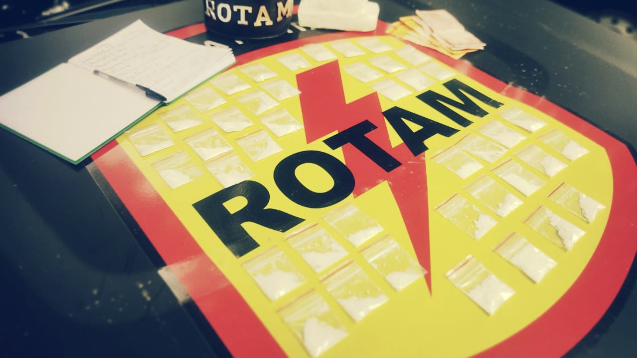 Apreensão de 44 porções de cocaína, sendo duas já petrificadas, no Residencial Solar Bougainville (Foto: Reprodução / PM)