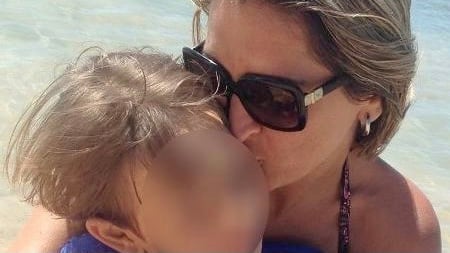 A fisioterapeuta pernambucana Cláudia Franco Boudoux, de 44 anos, com seu filho, Carlos (Foto: Reprodução / Arquivo Pessoal)