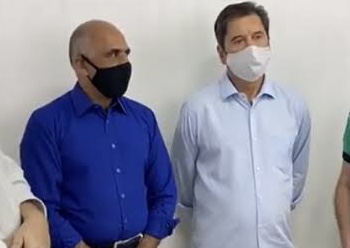 Prefeito de Goiânia em exercício, Rogério Cruz, ao lado de Maguito (Foto: Redes sociais)