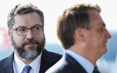 Chanceler Ernesto Araújo observa o presidente Jair Bolsonaro (Foto: Governo federal)