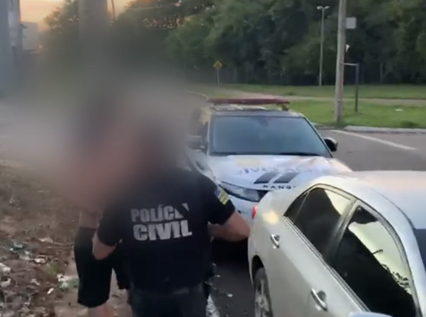 Suspeito de matar Eduardo Jordão é levado pela Polícia Civil (Foto: PC)