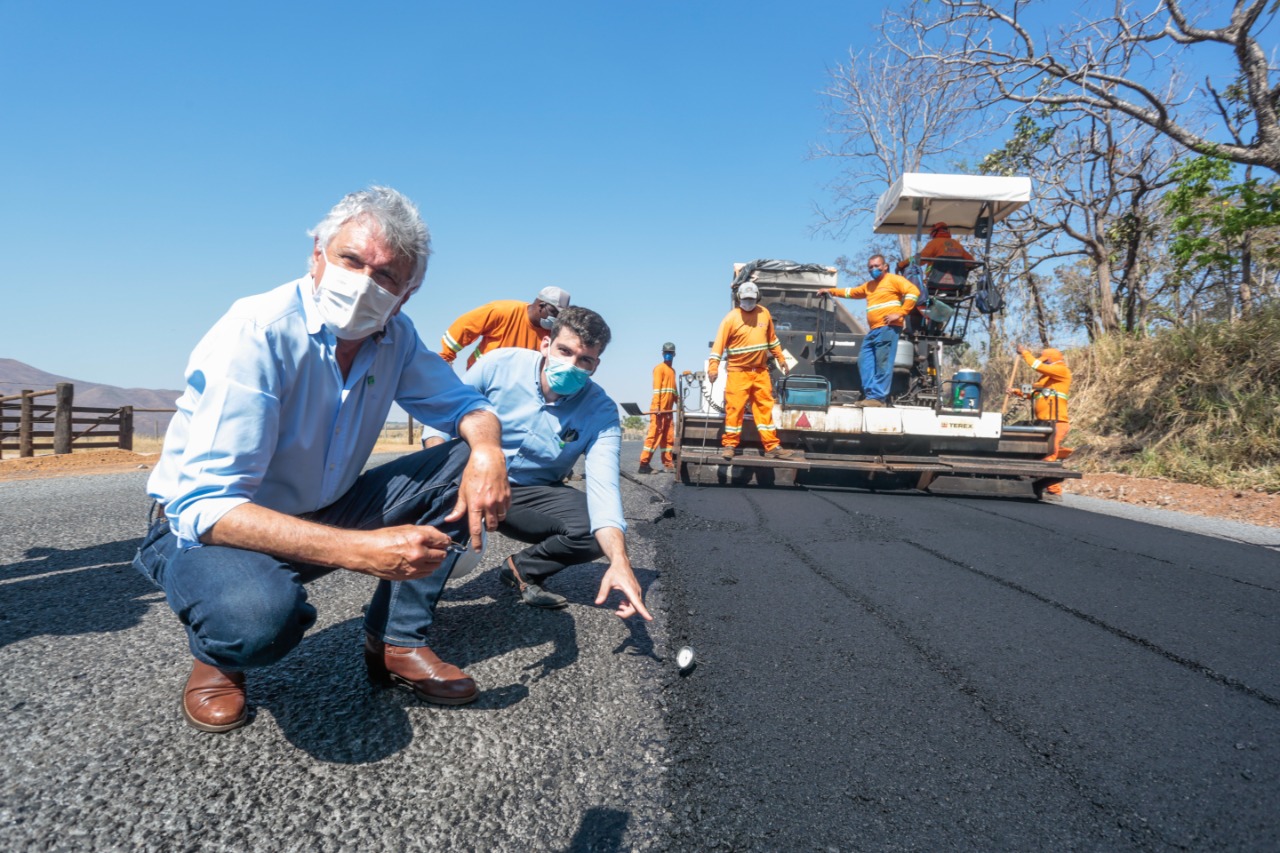 Governador Ronaldo Caiado (DEM) vistoria obra em rodovia goiana (Foto: Governo de Goiás)